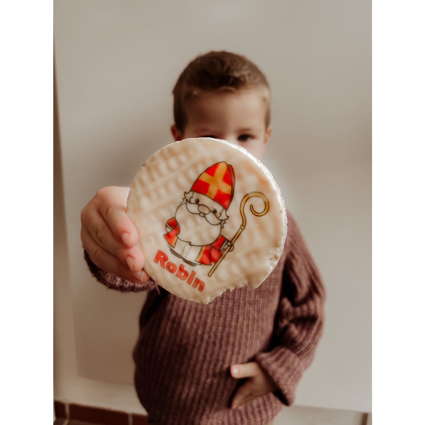 Robin laat zijn bedrukte rijstwafel met sinterklaas zien.