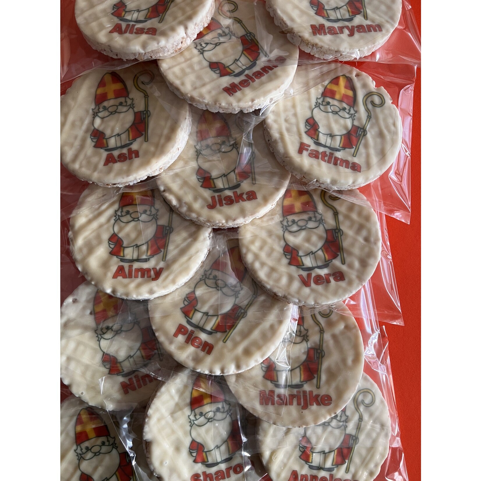 Ingepakte rijstwafels met sinterklaas en de naam Pien
