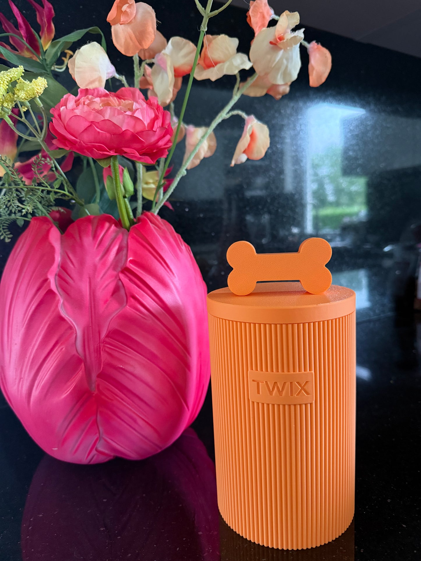 design vooraadpot met naam hond en bot bovenop in de kleur oranje