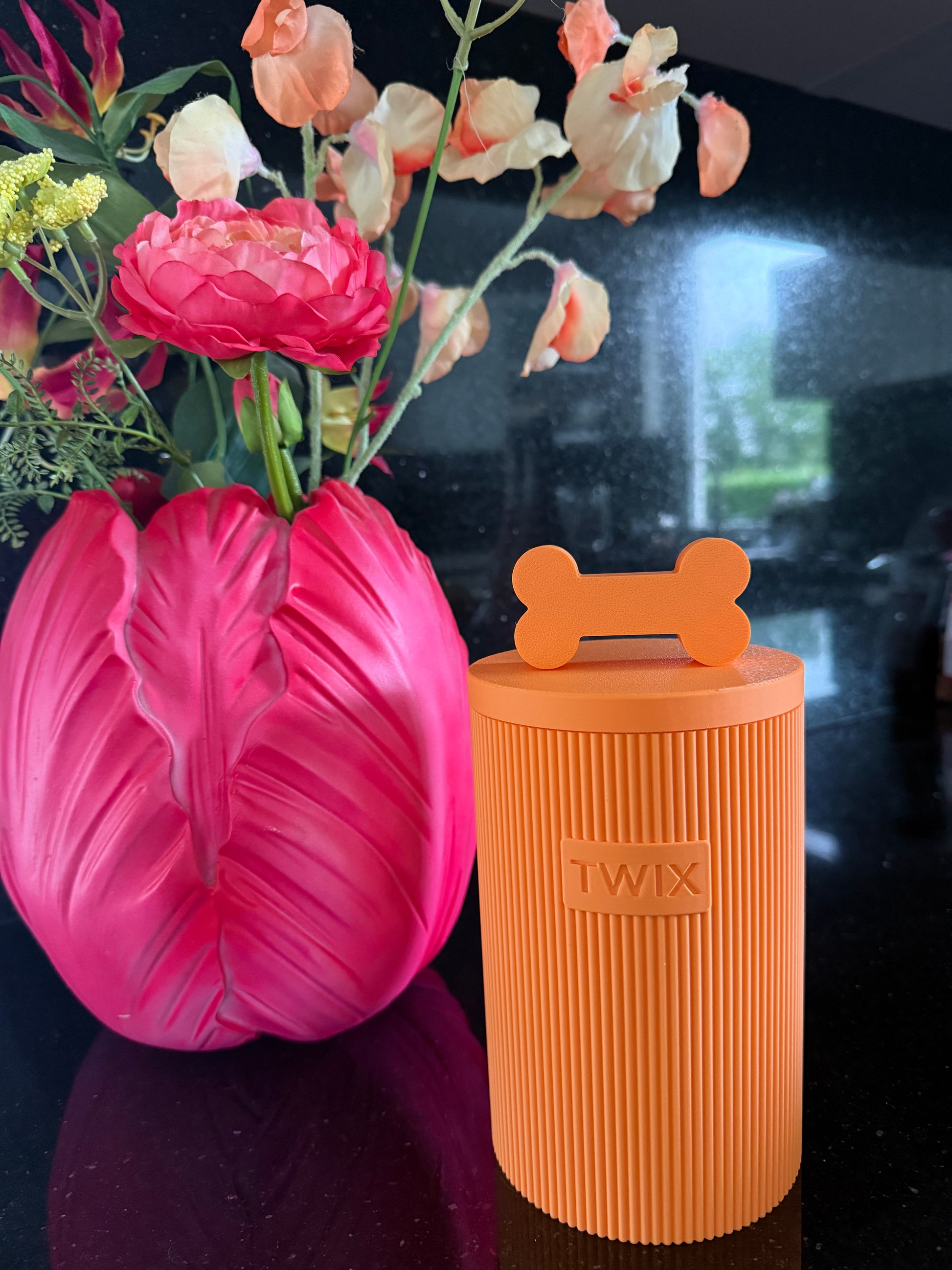 design vooraadpot met naam hond en bot bovenop in de kleur oranje