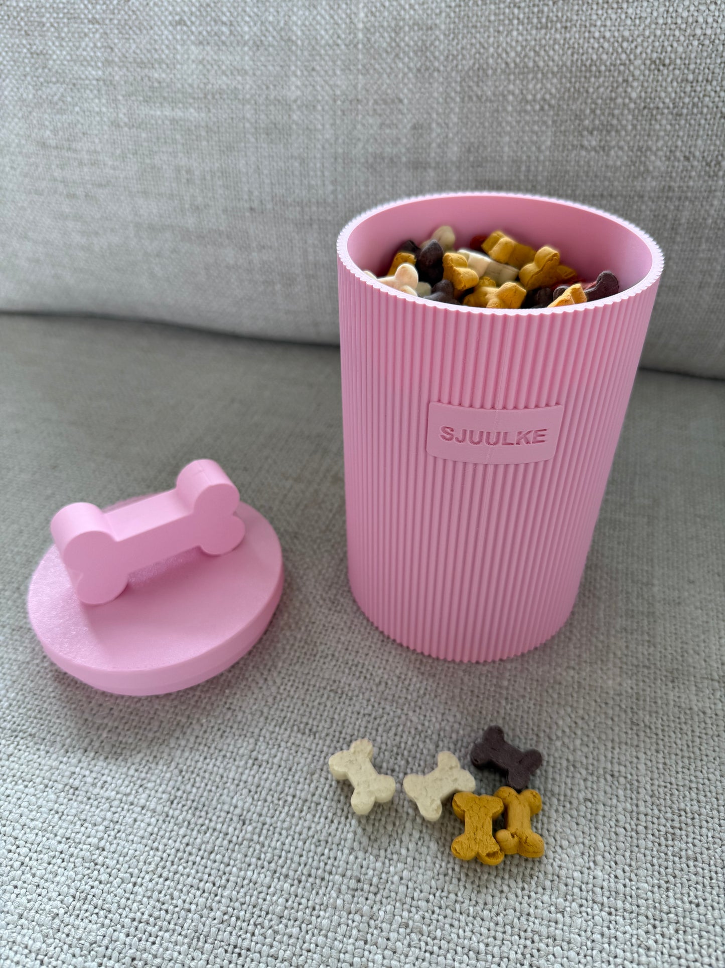Roze snackpot met naam Sjuulke open met hondensnacks erin