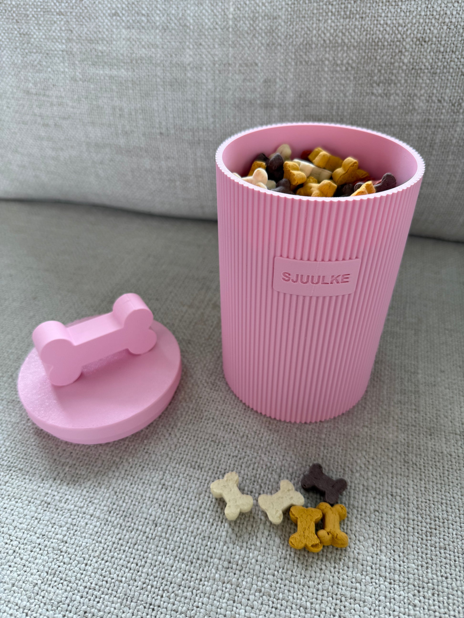 Roze snackpot met naam Sjuulke open met hondensnacks erin