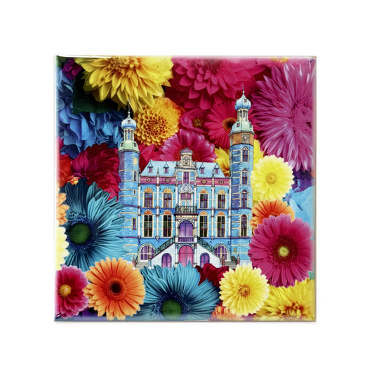 keramisch tegeltje bedrukt met het stadhuis van Venlo en bloemen in vrolijke frisse kleuren