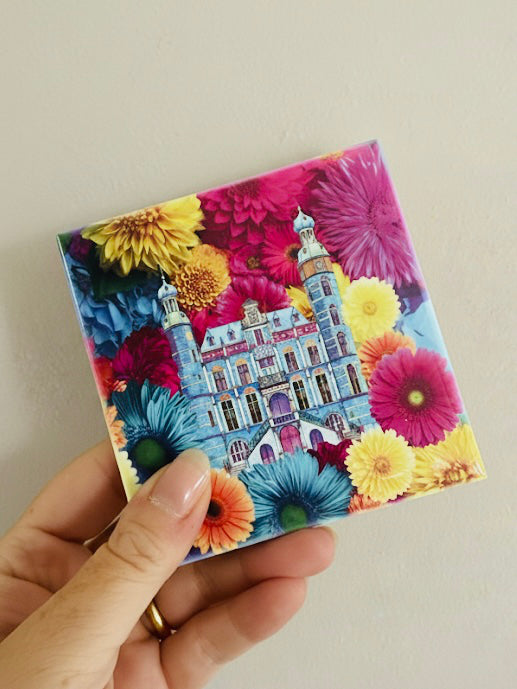 Keramisch tegeltje 11x11 cm Stadhuis Venlo bloemen illustratie kleurrijk