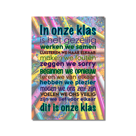 Kleurrijk plexiglas tekstbord met tekst “In onze klas...”, A4-formaat – cadeau voor juf of meester