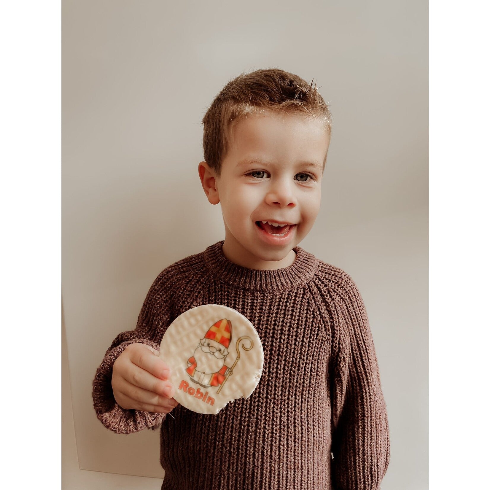 Robin proeft zijn bedrukte rijstwafel met Sinterklaas