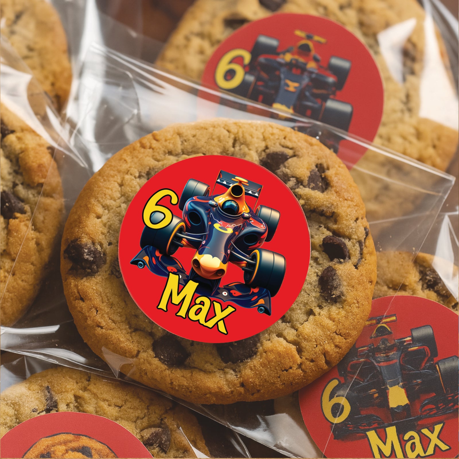 Traktatie sticker formule 1 met naam en leeftijd op cellofaan zakje met chocolate chip koekje