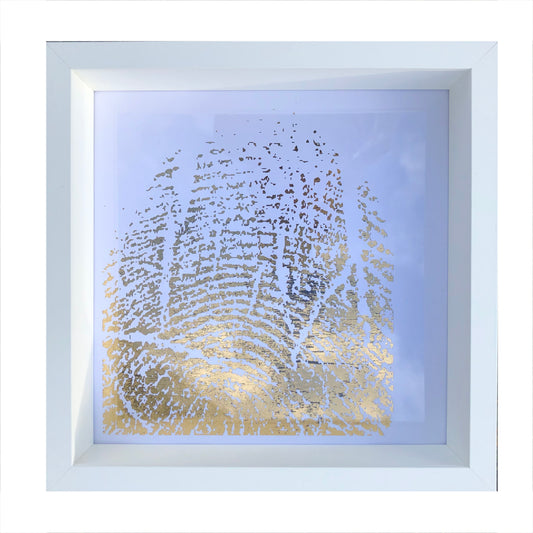 ramed artwork met goudkleurige, organische lijnen die lijken op boomringen, in een witte lijst. Verschillende variaties en details van het kunstwerk zijn zichtbaar, geschikt als stijlvolle wanddecoratie.

